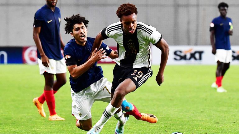Assan Ouedraogo von Schalke 04 verwandelt den entscheidenen Elfmeter im Finale der U17 gegen Frankreich