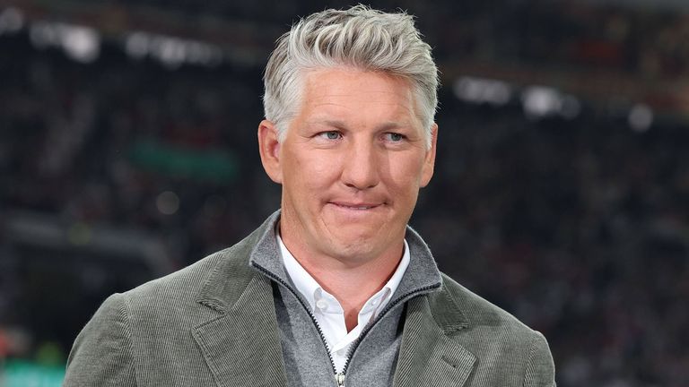 Bastian Schweinsteiger spricht über die Experimente von Bundestrainer Hansi Flick.