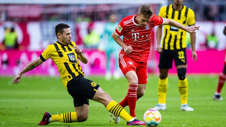 Fu..ball: Bundesliga, Bayern M..nchen - Borussia Dortmund, 26. Spieltag, Allianz Arena. Dortmunds Raphael Guerreiro (l) in Aktion gegen M..nchens Joshua Kimmich (M).