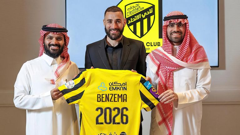 Karim Benzema (m.) posiert mit den Klubverantwortlichen von Al-Ittihad Anmar Alhaeli und Ahmad Kaaki.