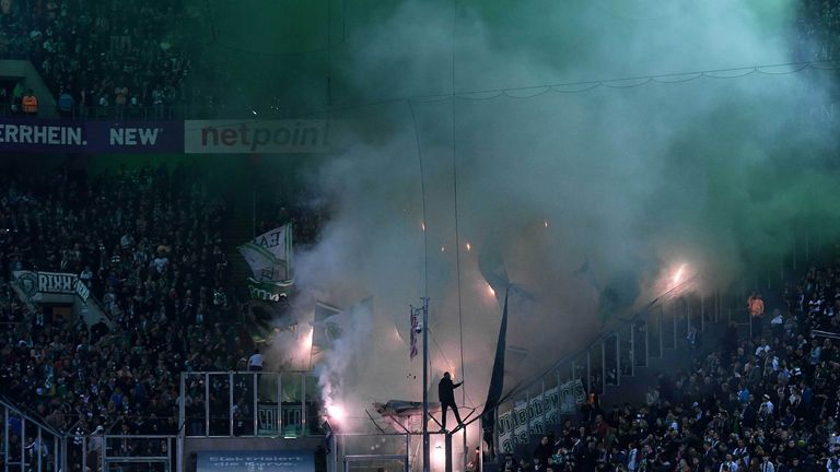 Geldstrafe nach Pyro! Werder Bremen muss 40.000 Euro blechen.