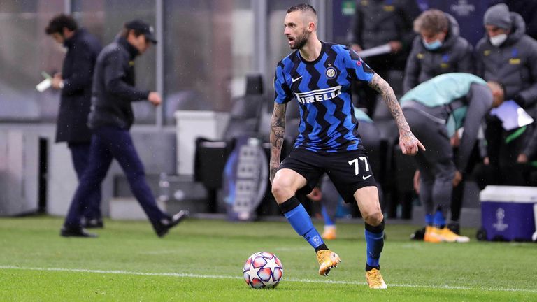 Nach Informationen von ESPN und Gazzetta dello Sport arbeitet Al Nassr an einem Deal mit MARCELO BROZOVIC (Inter). Das erste Angebot (rund 14,5 Millionen Euro) ist den Nerazzurri allerdings noch zu gering.