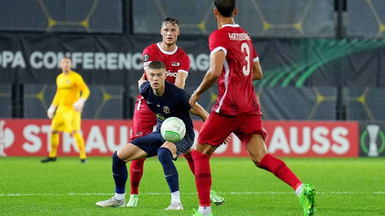 UKRAINE – PREMJER-LIHA: Artem Dovbyk (hier in dunkelblau während des Conference League-Spiels gegen AZ Alkmaar), SK Dnipro-1 (24 Tore in 30 Spielen)