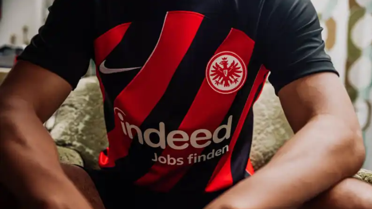 Eintracht Frankfurt hat nun offiziell das neue Trikot vorgestellt. (Quelle: https://klub.eintracht.de/)