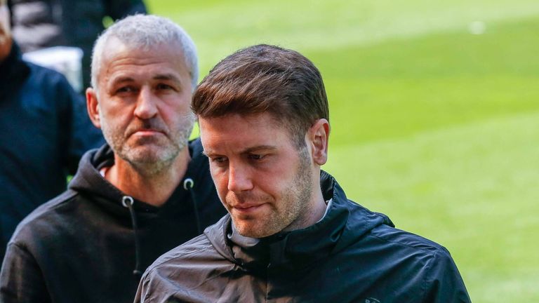 Fabian Hürzeler (r.) und Co-Trainer Peter Nemeth stehen derzeit vor der Frage: Hat St. Pauli bis Saisonbeginn eine wettbewerbsfähige Einheit parat?