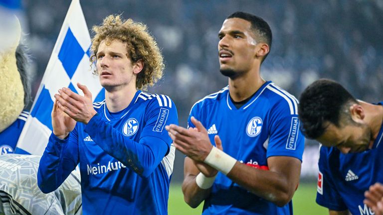 Axel Kral (l.) und Moritz Jenz sind zwei der Profis, die auf Schalke offiziell verabschiedet worden.