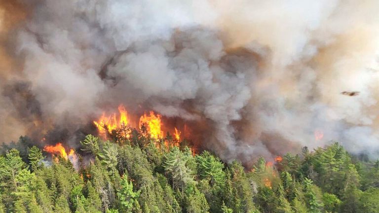 In Ontario, Kanada, wütet momentan ein Waldbrand der sich auch hunderte Kilometer entfernt noch bemerkbar macht.
