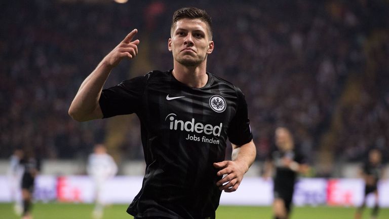 EINTRACHT FRANKFURT: Luka Jovic, für 22,34 Millionen Euro von Benfica in der Saison 2019/20 gekommen. 93 Pflichtspiele, 50 Scorerpunkte und ein DFB-Pokal-Sieg gelangen dem Serben während der Zeit bei der SGE. Im Sommer 2019 der Wechsel zu Real Madrid für 63 Millionen Euro. Ebenfalls ein Rekord bei Frankfurt.