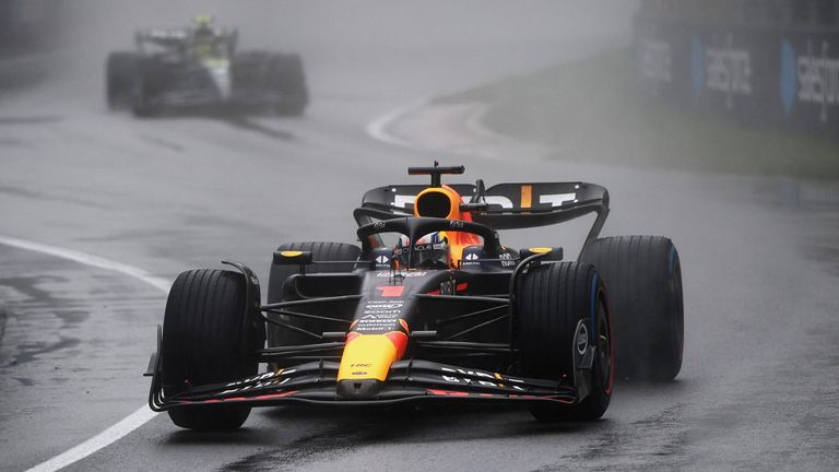 Max Verstappen trotz im 3. Freien Training in Montreal dem Regen und fährt vor beiden Ferrari die Bestzeit.