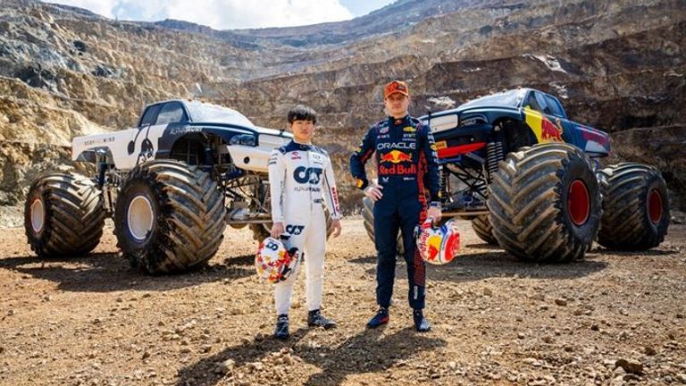 Max Verstappen (r.) und Yuki Tsunoda fahren ein Monstertruck-Rennen gegeneinander (Quelle: https://scuderia.alphatauri.com/it/).