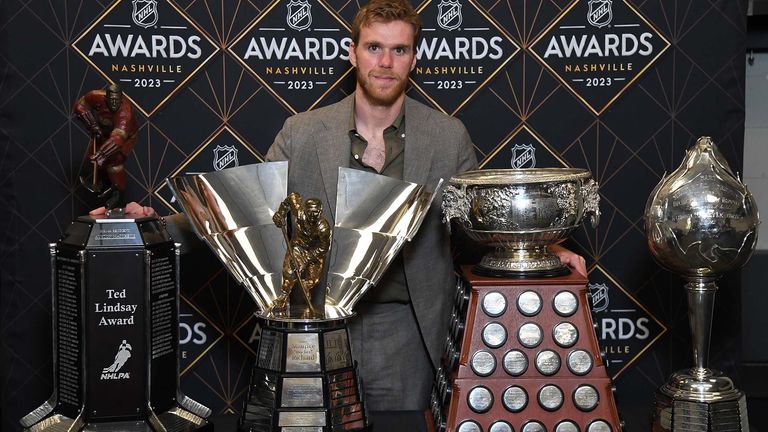 Connor McDavid räumt bei den NHL-Awards richtig ab. Er holt sich (von links nach rechts) den Ted Lindsay Award, die Maurice Rocket Richard Trophy, Art Ross Trophy und die Hart Memorial Trophy als MVP. 