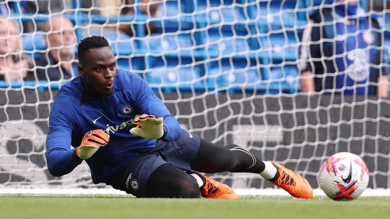 Torhüter EDOUARD MENDY wird für drei Jahre bei Al Ahli unterschreiben.