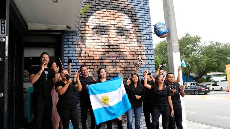 Lionel Messi wird in Miami schon vor seiner Ankunft verehrt - wie hier mit einer Wandmalerei vor einem Restaurant in der US-amerikanischen Stadt.