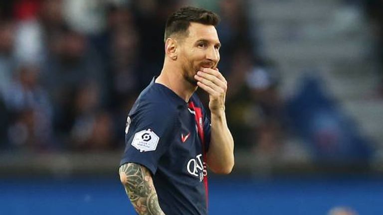 Bei seinem letzten Spiel im Trikot von PSG muss Lionel Messi eine Niederlage sowie Pfiffe hinnehmen. 
