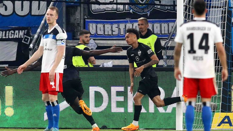 Enzo Millot erzielt im Relegations-Rückspiel einen Doppelpack gegen den HSV und sichert den Klassenerhalt des VfB endgültig ab.