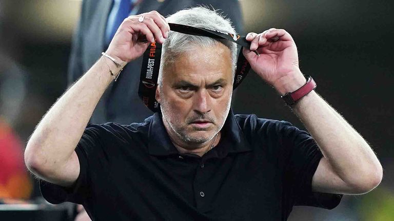 Jose Mourinho hat sich nach dem verlorenen EL-Finale stark über Schiedsrichter Anthony Taylor geärgert.