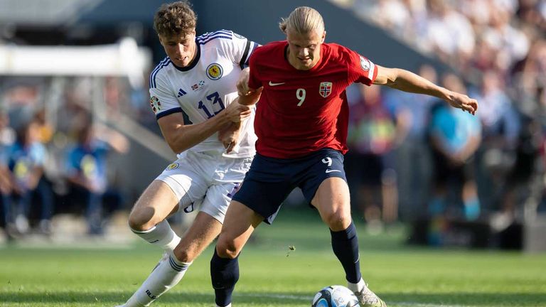 Erling Haaland (vorne) und Norwegen unterliegen Schottland.