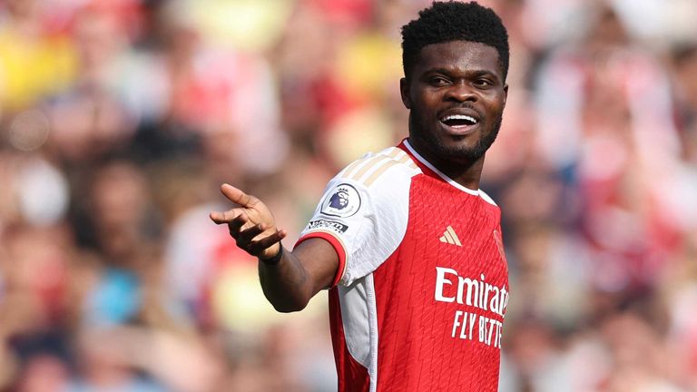 Bei mehreren Saudi-Klubs steht steht auch Arsenals THOMAS PARTEY oben auf der Wunschliste. Wie Fabrizio Romano berichtet, bereiten sich verschiedene Vereine vor, ein 40-Millionen-Euro-Angebot abzugeben. Ausgang offen,