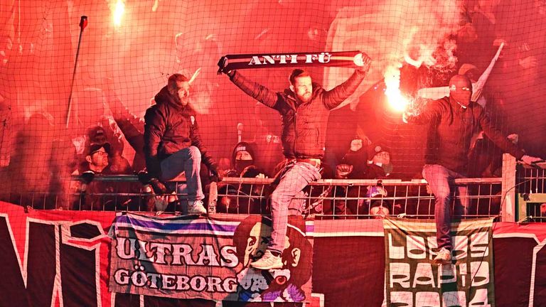 Die Fans des 1. FC Nürnberg brennen Pyrotechnik beim Frankenderby gegen Greuther Fürth ab.