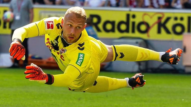 Marvin Schwäbe hat seinen Vertrag beim 1. FC Köln langfristig verlängert. 
