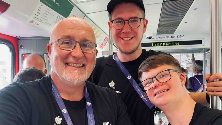 Olaf (l.), Kilian (m.) und Andreas (r.) unterstützen die Special Olympics in ihrer Funktion als "Sport Officials". Sie beaufsichtigen die 5x5 Basketball-Wettbewerbe.