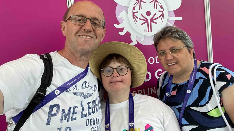 Norbert, Anna und Birgit Schmalhofer vor Ort bei den Special Olympics.