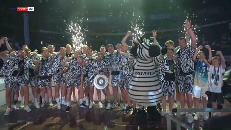 Im Zebra-Anzug feiern die Kieler Handballer ausgelassen ihre 23. Meisterschaft.