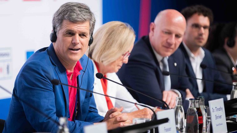 Timothy Shriver (l-r), Vorsitzender Special Olympics International, spricht neben Christiane Krajewski, Pr..sidentin Special Olympics Deutschland, Kai Wegner (CDU), Regierender B..rgermeister von Berlin, und Sven Albrecht, Gesch..ftsf..hrer der Special Olympics World Games Berlin 2023, bei der Auftakt-Pressekonferenz der Special Olympics World Games Berlin 2023. Die Spiele beginnen mit der Er..ffnungsfeier am Samstag (17. Juni) im Berliner Olympiastadion.