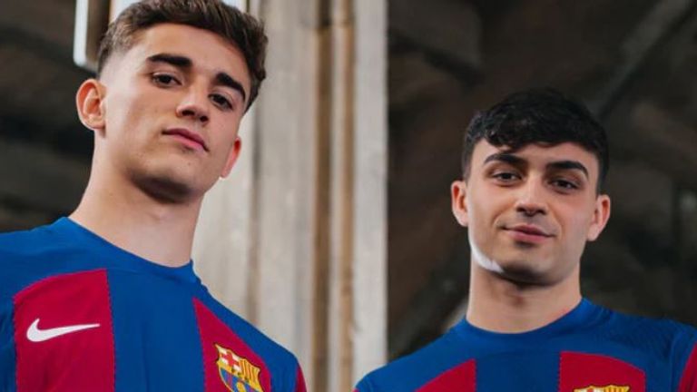 Gavi (l.) und Pedri (r.) präsentieren das neue Trikot des FC Barcelona. (Quelle: fcbarcelona.com)
