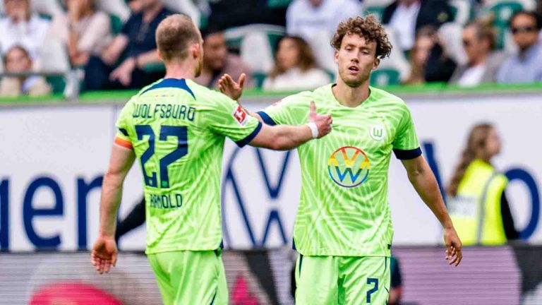 Wolfsburgs Luca Waldschmidt (r.) steht vor einem Wechsel zum 1. FC Köln.