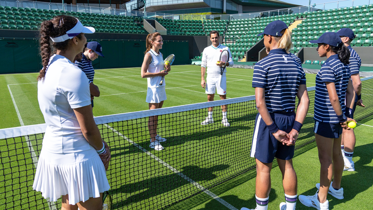 Superstar Roger Federer (hinten) und Kate Middleton (3.v.l.) spielen in Wimbledon Tennis mit Ballkindern.