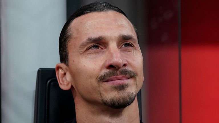 Unter Tränen hat sich Zlatan Ibrahimovic die ihm gewürdigte Choreo der Milan-Fans angesehen.