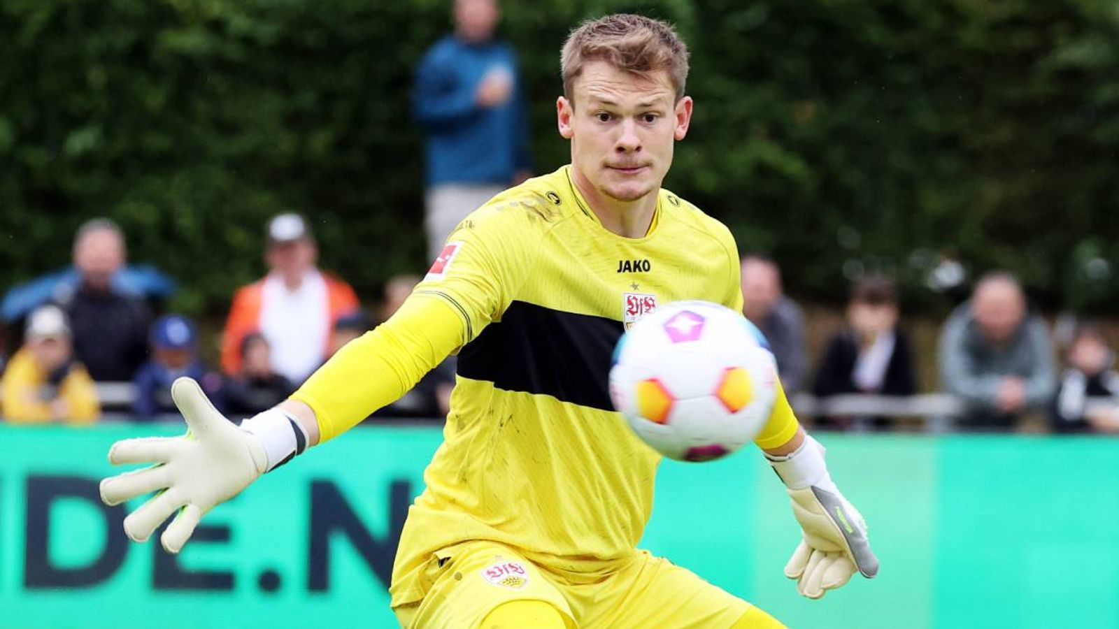 VfB Stuttgart Nübel oder Bredlow? Wohlgemuth und Hoeneß äußern sich zum Neuzugang Fußball