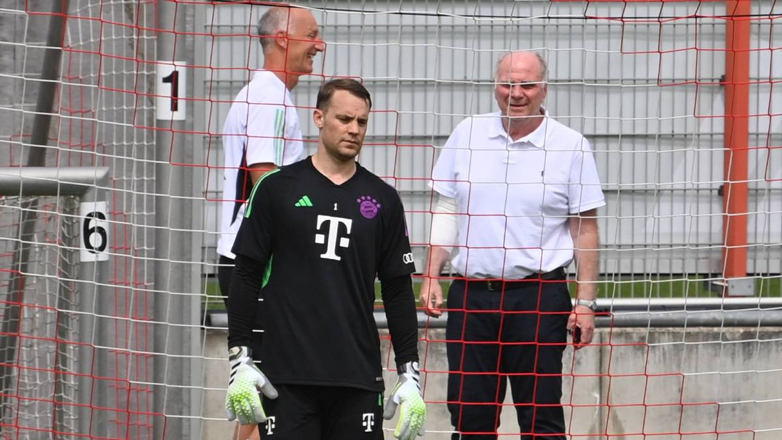 FC Bayern: Manuel Neuer trainiert vor den Augen von Uli Hoeneß | Fußball News | Sky Sport