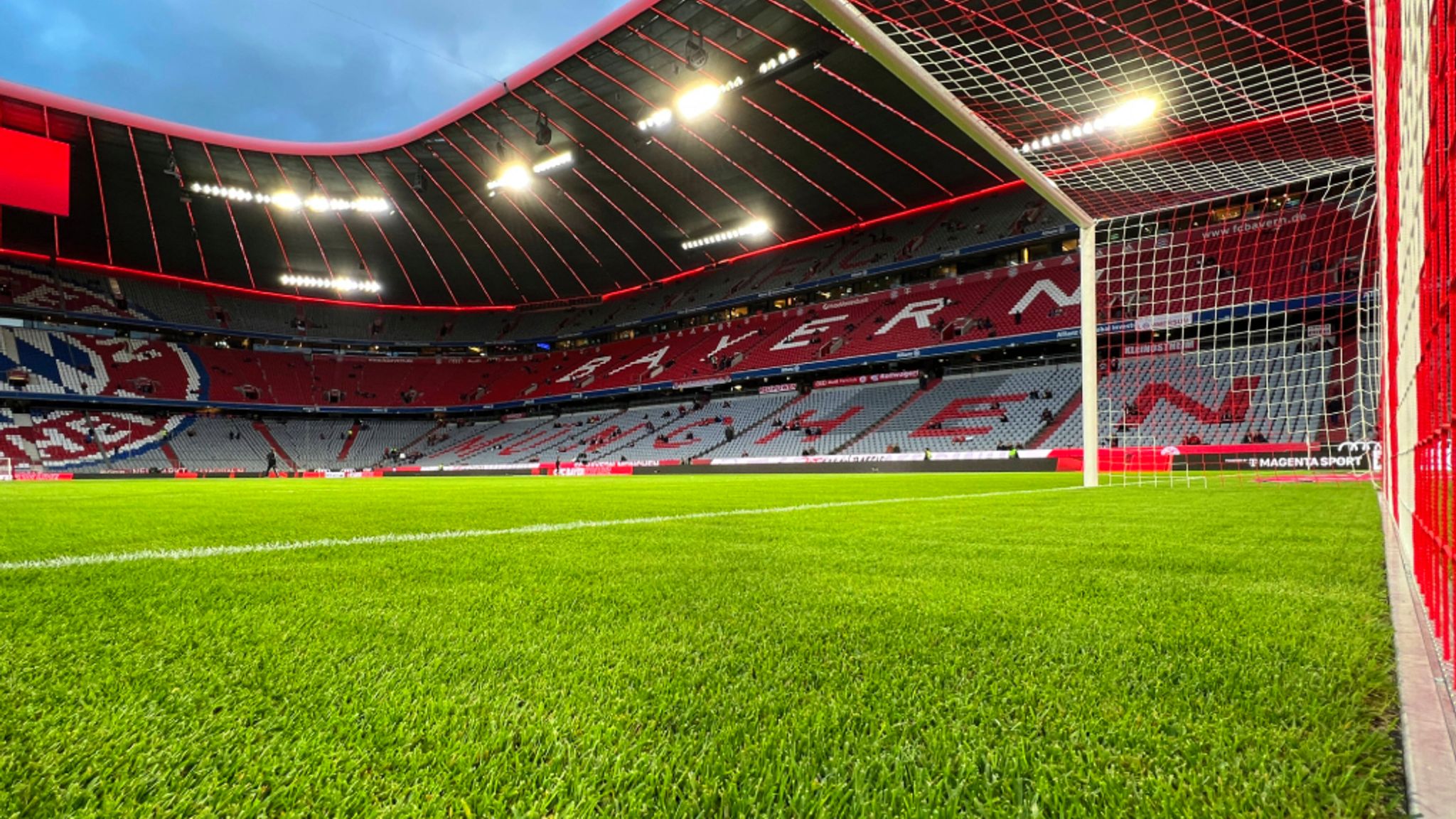 FC Bayern Allianz Arena bekommt neuen Rasen Stehplätze hinter dem Tor