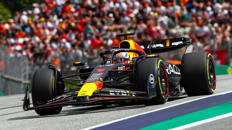 10 Siege: Max Verstappen (8) und Sergio Perez (2) für Red Bull von Abu Dhabi 2022 bis Österreich 2023.