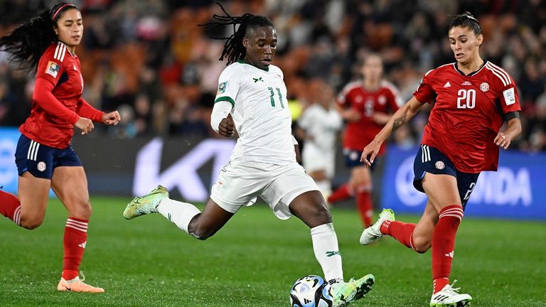 Sambias Barbra Banda beim Torschuß im Spiel Costa Rica. Den Afrikanerinnen gelang mit dem 3:1 der erste Sieg bei einer WM.