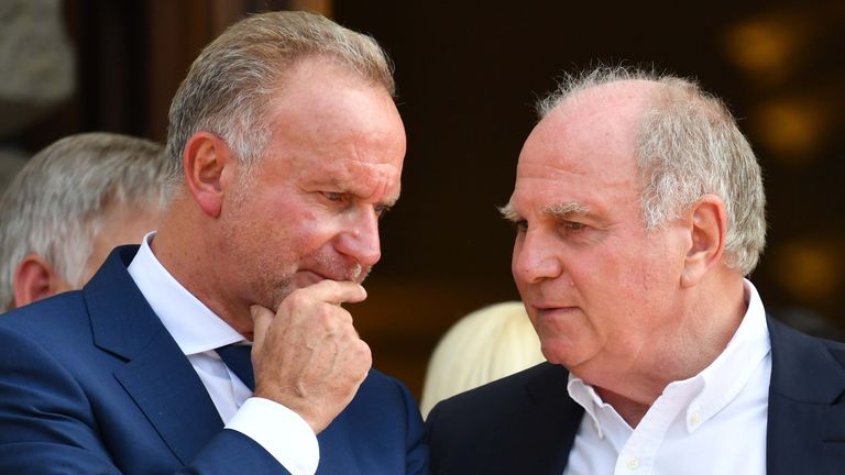 Karl-Heinz Rummenigge und Uli Hoeneß besprechen hier womöglich die Transferplanungen der Bayern. 