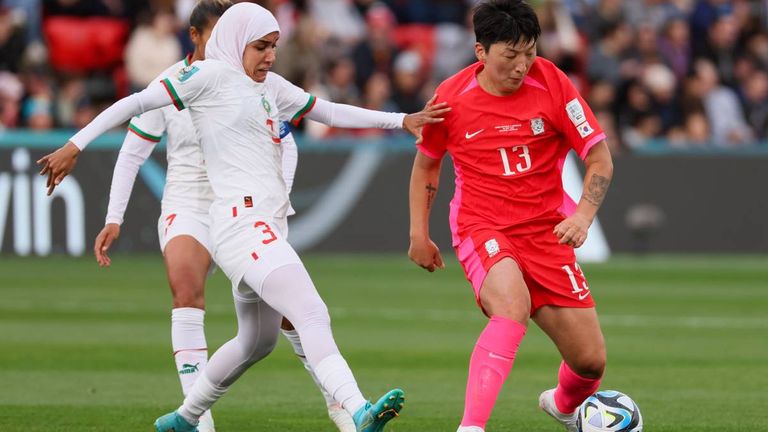 Marokkos Verteidigerin Nouhaila Benzina schreibt WM-Geschichte.