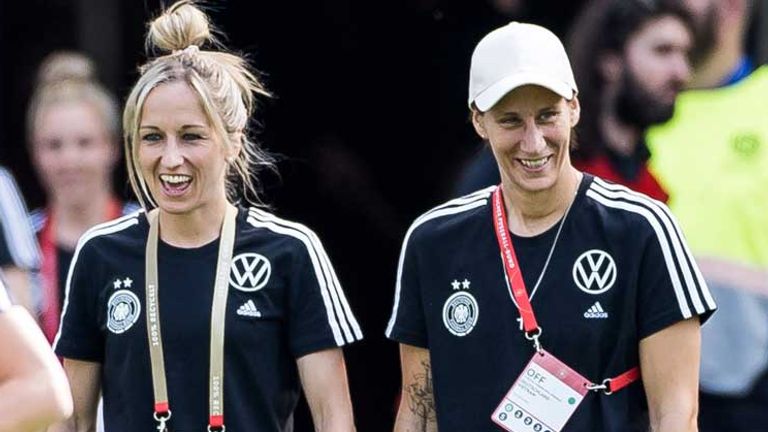 GUTE LAUNE - Die Stimmung im DFB-Team ist bestens. Das liegt auch an Abwehrspielerin Kathrin Hendrich (l.) und Ersatztorhüterin Ann-Kathrin Berger mit ihrem ansteckenden Lachen.