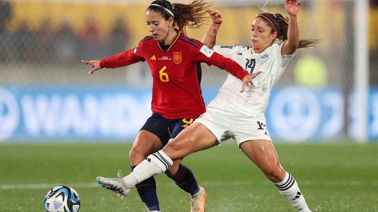 Aitana Bonmati (l.) trifft für Spanien beim lockeren 3:0-Sieg gegen Costa Rica.