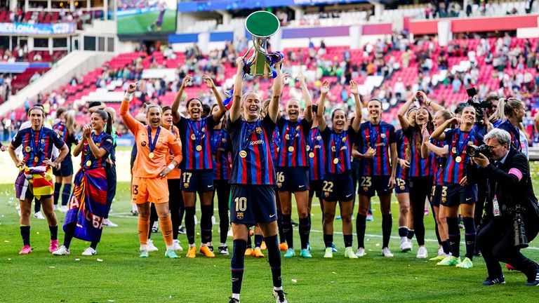 Juni 2023 - Caroline Hansen stemmt den Champions League Pokal in die Höhe. Der Norwegerin und der FC Barcelona schlugen im Finale den VfL Wolfsburg.