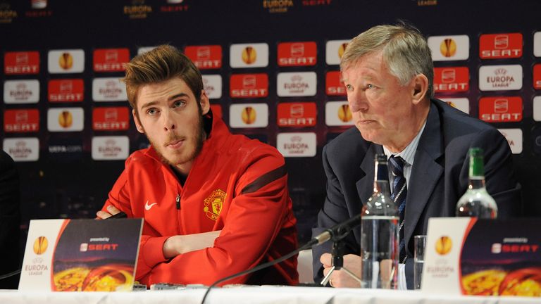 David de Gea und Sir Alex Ferguson gemeinsam auf einer Pressekonferenz 2012.