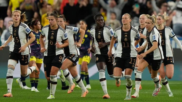 Die DFB-Frauen müssen nach der Pleite gegen Kolumbien ums WM-Achtelfinale bangen.