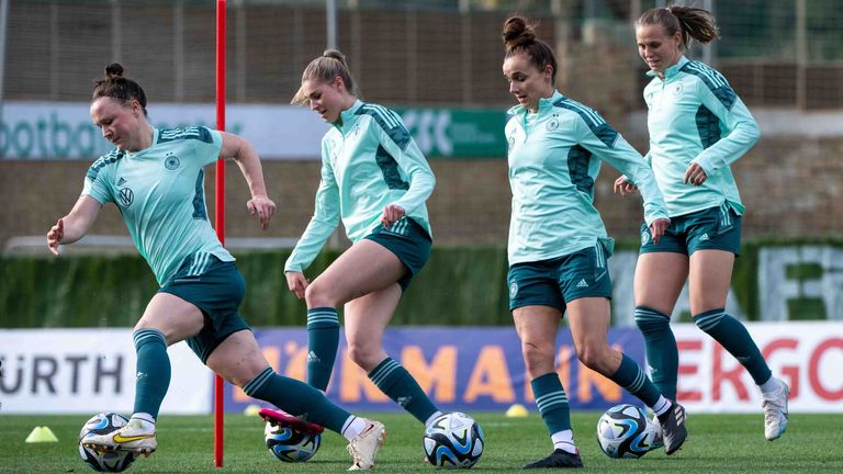 Die deutsche Nationalmannschaft bereitet sich auf das Spiel gegen Kolumbien vor.