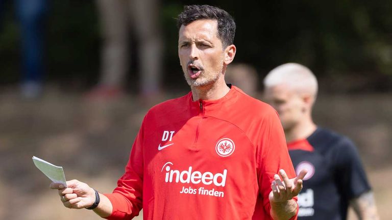 Trainer Dino Toppmöller steht vor seiner ersten Saison als Cheftrainer von Eintracht Frankfurt.