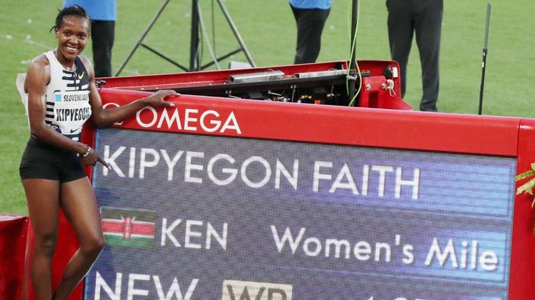 Olympiasiegerin Faith Kipyegon bejubelt erneut einen Weltrekord.