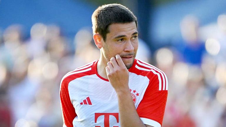Bayerns Neuzugang Raphael Guerreiro hat sich einen Muskelbündelriss zugezogen.