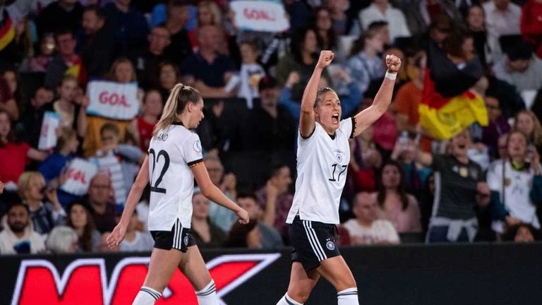 Felicitas Rauch (r.) bejubelt ein Tor beim 2:1-Sieg der deutschen Mannschaft  gegen Frankreich im Halbfinale der EM 2022.