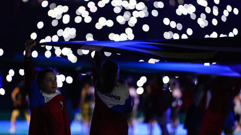 In einem Meer von Lichtern wurde die WM eröffnet.